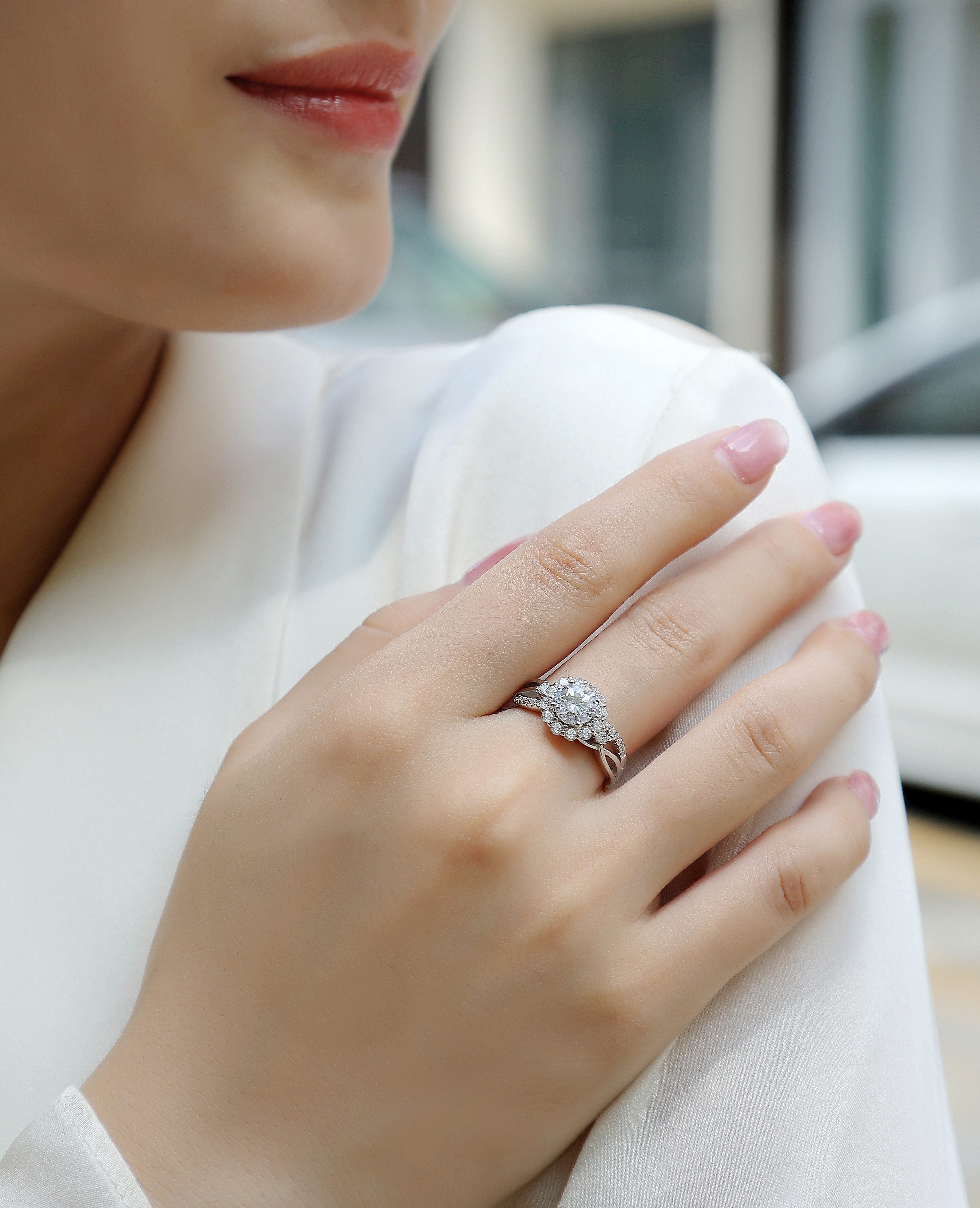 Snow Lotus - A Fashionable And Luxurious Jewelry Piece Set With 2-carat Moissanite S925 Sterling Silver And Platinum-plated Diamond