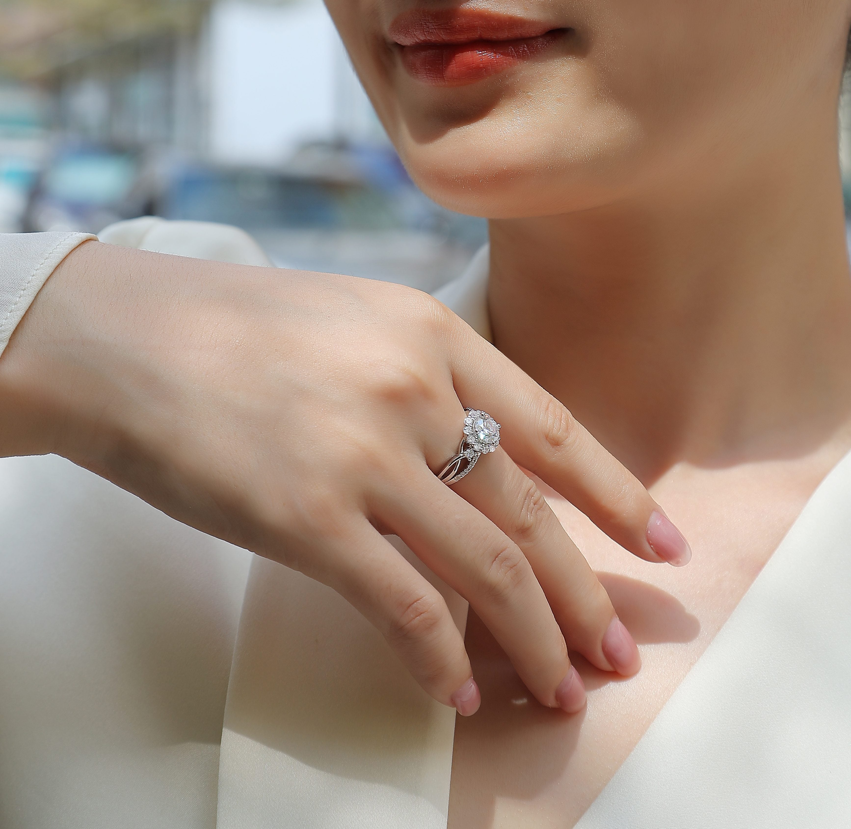 Snow Lotus - A Fashionable And Luxurious Jewelry Piece Set With 2-carat Moissanite S925 Sterling Silver And Platinum-plated Diamond