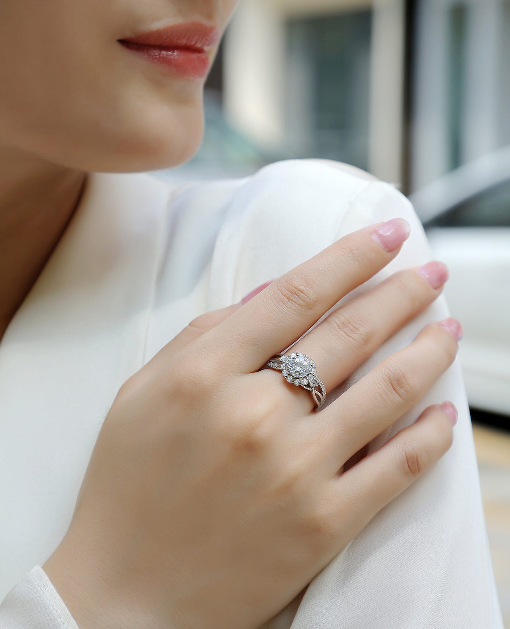 Snow Lotus - A Fashionable And Luxurious Jewelry Piece Set With 2-carat Moissanite S925 Sterling Silver And Platinum-plated Diamond