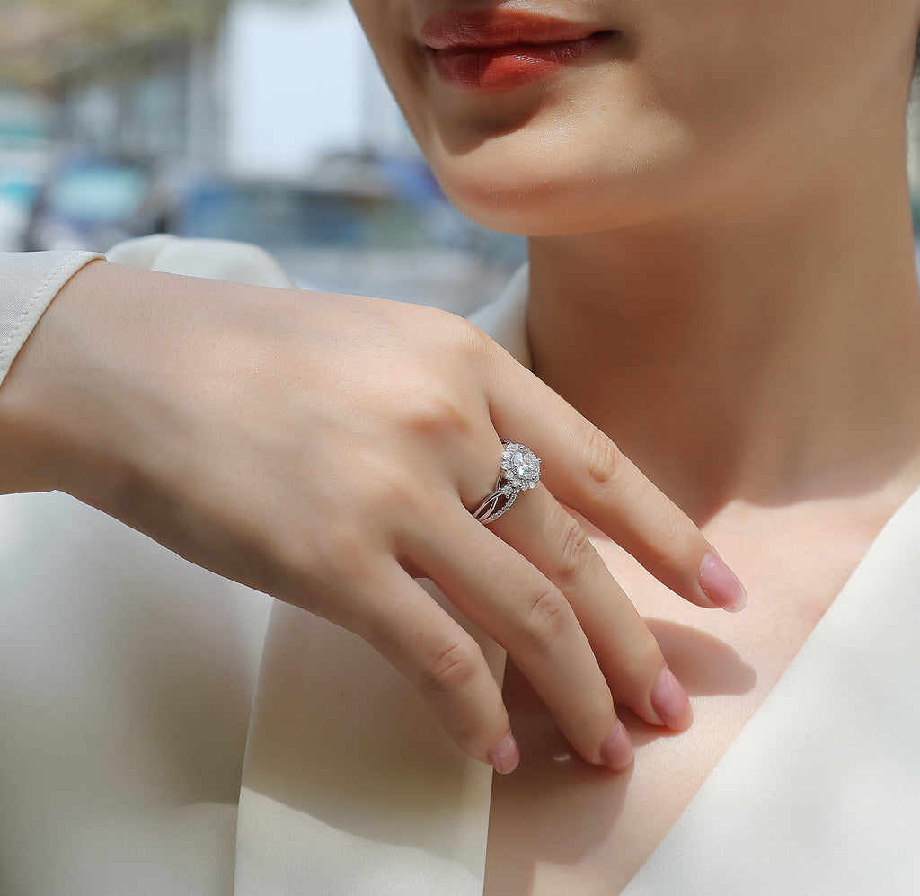Snow Lotus - A Fashionable And Luxurious Jewelry Piece Set With 2-carat Moissanite S925 Sterling Silver And Platinum-plated Diamond